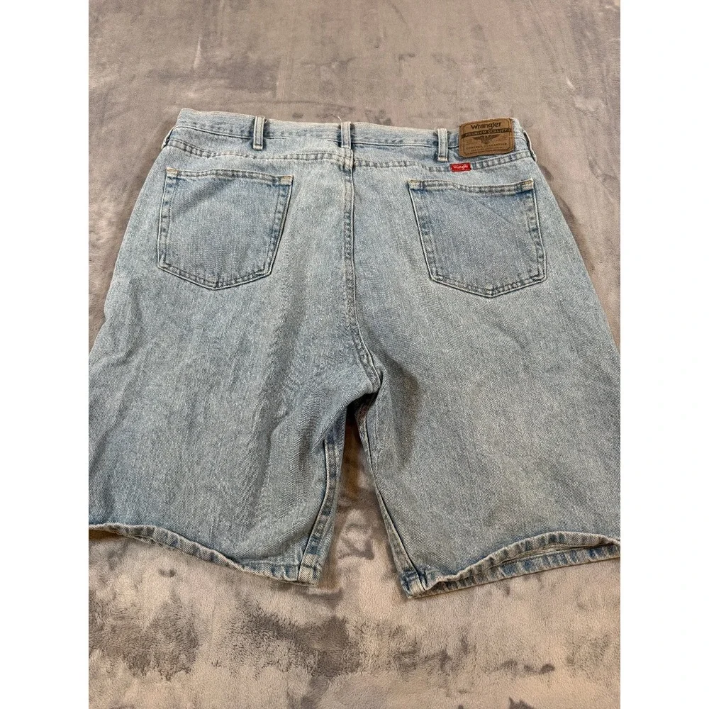 Wrangler Men's Relaxed Fit Denim Shorts Light Wash Blue Jean Size 40